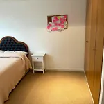 Spacious Queen Bed City Centre Penthouse With Balcony - Homeshare - Live In Host