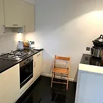 Spacious Queen Bed City Centre Penthouse With Balcony - Homeshare - Live In Host