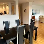 Spacious Queen Bed City Centre Penthouse With Balcony - Homeshare - Live In Host