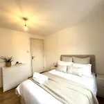 Private Room With En-Suite And Parking In Shared Flat