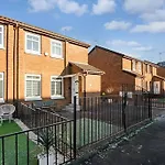 Stylish 2-Bed House Private Driveway