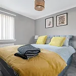 Stylish 2-Bed House Private Driveway