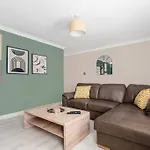 Stylish 2-Bed House Private Driveway