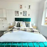 Charming 3-Bed Oasis-Free Parking