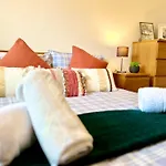 Beautiful & Spacious 2-Bed Flat In City Centre With Free Parking