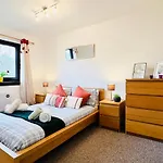Beautiful & Spacious 2-Bed Flat In City Centre With Free Parking