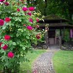 Stunning 4 Bedroom Country House - Hot Tub & Sauna