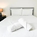 Chic Minimalist Retreat In Ibrox