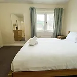 Glasgow Central - Entire House - Free Parking , Free Super Fast Wifi , Private Garden & Parking Security