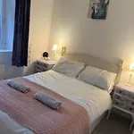 Traditional Glasgow Tenement Excellent Location