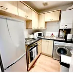 Chic Retreat In Ibrox