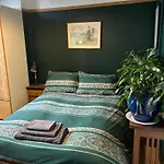 Large Cosy Room In G3