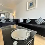 2 Bed Entire Upper Cottage Flat In Central Glasgow