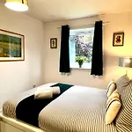 Ground Floor Flat With Free Parking & Wifi