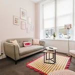 4 Beds - City Gateway Getaway
