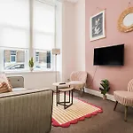 4 Beds - City Gateway Getaway