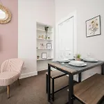 4 Beds - City Gateway Getaway
