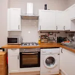 Beautiful 2 Bed Apartment Rose St