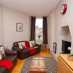 Beautiful 2 Bed Apartment Rose St
