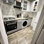 Queens Park Area, Beautiful Vibrant Ground Floor Apartment Lovely