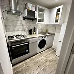 Queens Park Area, Beautiful Vibrant Ground Floor Apartment Lovely