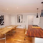 Charming Sandstone-Basement Apartment In West End