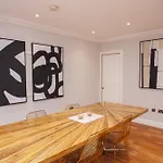 Charming Sandstone-Basement Apartment In West End