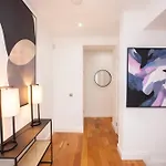 Charming Sandstone-Basement Apartment In West End