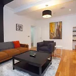 Charming Sandstone-Basement Apartment In West End