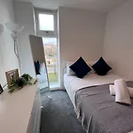 Stylish Newly Decorated 2 Bed