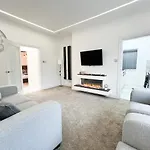 Spectacular Modern Glasgow Home Luxury King Bed