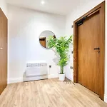 Lovely Central Station 1 Bed Apartment A6