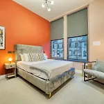 Large Central Station 2 Bed Apartment A2