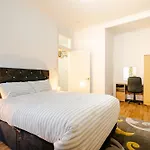 Newly Furnished Flat 4 Minutes Walk To Metro