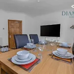 Lovely 3 Bed Ground Floor Apartment - Sleeps 5 - Very Central, Easy Access To Glasgow And Surrounding Areas - Free Parking
