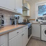 Lovely 3 Bed Ground Floor Apartment - Sleeps 5 - Very Central, Easy Access To Glasgow And Surrounding Areas - Free Parking