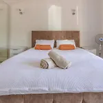 Spacious 5 Bedroom Villa With Free Private Parking