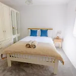 Spacious 5 Bedroom Villa With Free Private Parking