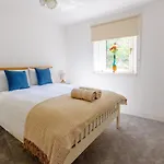 Spacious 5 Bedroom Villa With Free Private Parking
