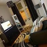 Traditional Glasgow Tenement Excellent Location