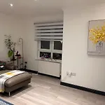 Modern Apartment-Sleeps6-Parking-Seft Check In