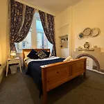 2 Bed Flat - Street Parking