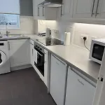 Modern 2 Bedroom Apartment Near City Centre