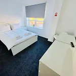Modern 2 Bedroom Apartment Near City Centre