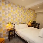 Beautiful 2 Bed Flat With A Private Terrace