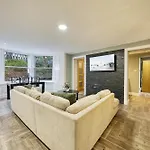 Stylish 3-Bedroom Apartment In Central Glasgow