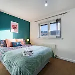 Stylish 2-Bed Apartment With Private Driveway