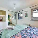 Stylish 2-Bed Apartment With Private Driveway