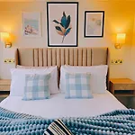 3-Bed Home In Glasgow