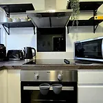 3-Bed Home In Glasgow
